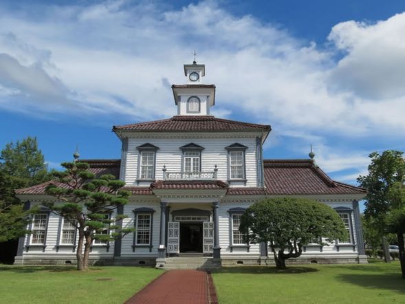 致道博物館
位於酒田市中心的「致道博物館」,原為庄內藩藩主酒井家的舊宅邸,是一座充滿歷史氣息的文化設施。館內收藏眾多與庄內地區相關的文物與民俗資料,從武士文化、地方生活到傳統建築,完整呈現出庄內地區的歷史軌跡。
除了展品豐富,園區內還可欣賞到江戶時代的古民家建築與精緻庭園,四季風景宜人,是來到酒田不可錯過的人文景點。
推薦給喜愛深度文化體驗的旅人,一同走入時代的記憶中,細細品味庄內的歷史與文化之美。
