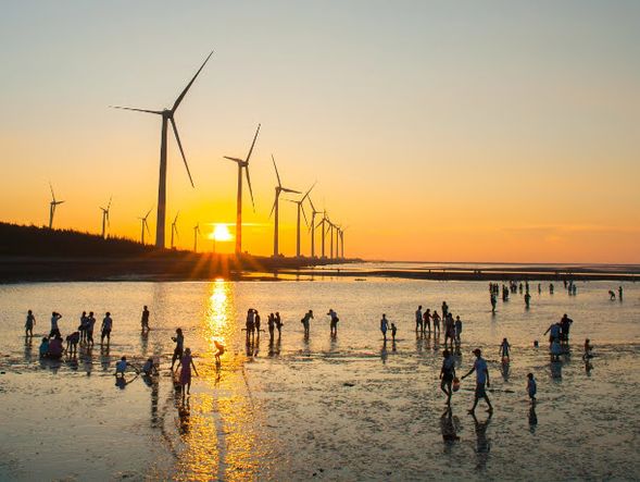 高美湿地 (約40分)
台湾のウユニ塩湖とも呼ばれる高美湿地。その景色は、まさに絶景。台中市内から自力でたどり着くのはなかなか難しい場所も、ツアーだから安心!
※潮汐の問題により、湿原内を歩くことができない場合があります。