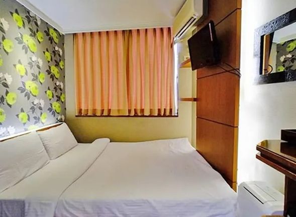 【候補ホテル1:九重町民宿】
<お部屋タイプ>
スタンダードダブルルーム
基本的に2名1室でのご利用となります。
・設備:
エアコン、テレビ、冷蔵庫、ドライヤー、Wi-Fi、ティーパック、ミネラルウォーター、マグカップ、電気ケトル、アメニティ