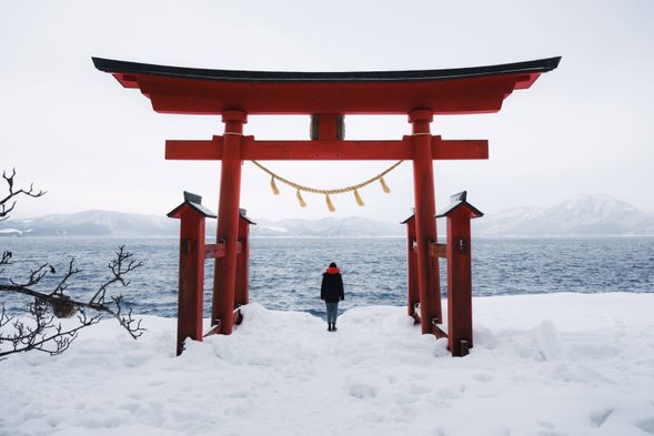 田澤湖「御座石」(停留約10分):
傳說秋田藩主曾在此休息的巨石。位置臨湖,擁有開闊視野,是欣賞湖光山色的好地方。