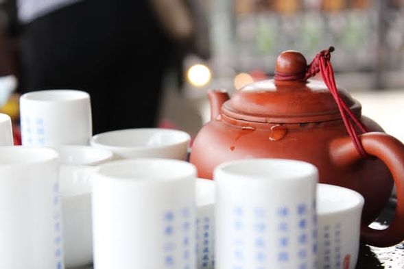 海悦楼茶坊のノスタルジックな店内、
または街の灯りと海を遠景に望む眺めのいい古窓レストランにて台湾の伝統的なお茶セットをお楽しみください。