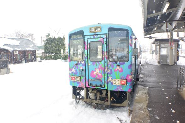 地方電車體驗
一般統稱為 "奧會津 只見線" ,屬於JR東日本鐵道公司, 從會津若松車站開始,到新瀉的魚沼市 小出車站為終點; 其中 "只見(地名)"附近是賞楓與賞雪的秘境景點, 其間有個網紅超愛拍的景點, 在 宮下(地名)附近, 有拱橋三兄弟橋"的暱稱, 看三座吊橋蜿蜒於銀白色靄靄雪景之中好不浪漫 !