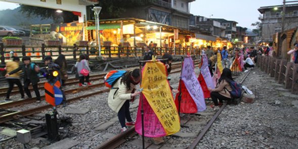 十分老街:十分因天燈施放而有名。在紙做的大汽球般的天燈上直接寫上願望,利用熱力向傍晚的天空施放出去。如果能直直地向上飛去,據說願望就會實現。在天空中越飛越高直到看不見天燈,令人感到情緒高漲。