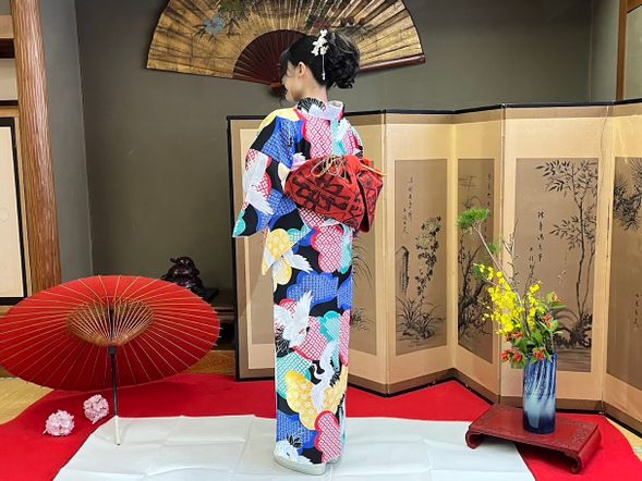 飯豐町體驗 (和服体験、酒造工廠体験)
位於山形縣飯豊町的「若乃井酒造」,是當地唯一的酒廠,擁有豐富的歷史與傳統。酒廠使用的好米來自飯豊山脈山腳,水源則來自飯豊山脈的雪解水,當海拔2000米以上的山脈天然泉水經過花崗岩過濾,成為硬度極低的“超軟水”,這種水質便能夠突顯出酒的清新與原味。又在經過「YUKIMURO」雪室低溫貯存下,使酒味更加醇厚、獨特。而它們的酒廠命名也與村落的鎮守神社--若宮八幡宮附近的清泉密切相關,有著與土地深厚的連結與情感。