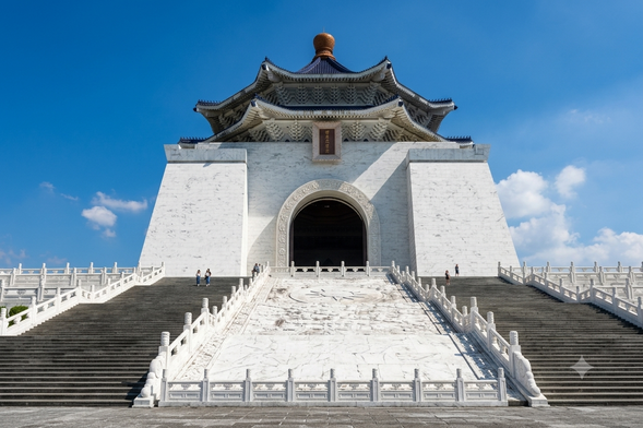 中正紀念堂
台北を代表する観光名所。白亜の美しい建築と広大な広場が魅力で、衛兵交代式も見どころのひとつです。