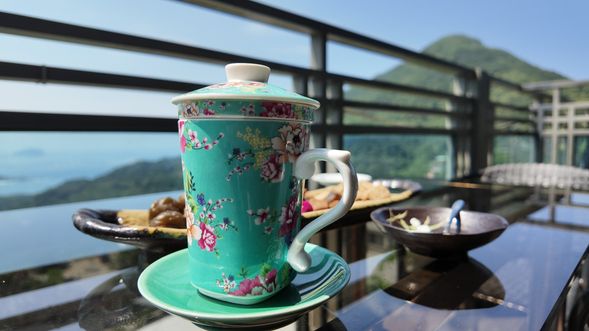 ✩
一人の場合は、茶こし付きマグカップにてご提供いたします(お湯の追加も可能です)。
2名様以上の場合は、茶こし付きマグカップまたはティーポットでのご提供となります(お選びいただけます)。