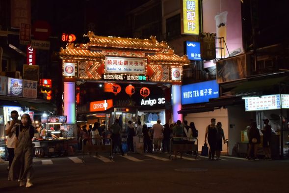 ◆ Street Food at Night Market Plan (Approx. 2 hours)
Start your free time around 6:00 PM and head straight to one of Taipei's lively night markets!
Ask your driver for local recommendations and enjoy sampling a variety of delicious street food.
After you've had your fill, your driver will take you comfortably back to your hotel.
※ You can choose from popular night markets such as Raohe Street Night Market, Shilin Night Market, or Ningxia Night Market.
