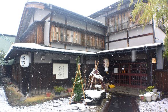 料理旅館田事
因此處四通八達的交通便利性(連接到越後、米澤、下野(日光)街道),讓此間預約制旅館自古以來便受到大家的喜愛與利用。
館內陳列著會津當地民間獨特的手工藝品和具有年代的藝術品,走廊和柱子摸起來有讓人感受到歲月積累的手感。 一踏進這裡,便能遙想從江戶時代延續至今的會津七日町繁華。
伴隨著料理活用會津時令食材調理成的懷石料理輪箱飯,不僅深受當地人的喜愛,也受到遠道而來的顧客的喜愛。敬請感受旅館風雅氛圍的同時享受奢華美食。
中餐我們選定的是 此餐館最頂級的箱輪懷石套餐
