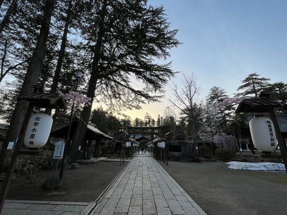 上杉神社·上杉城史苑(參觀·購買)
位於米澤城本丸遺址,是以戰國最強武將上杉謙信為祭神的聖地。這個神社被認為是開運招福、學業成就、商業繁榮等的強大風水寶地。神社的參道上有兩面軍旗分別書有「毘」和「龍」字,象徵上杉謙信對毘沙門天和不動明王的深厚信仰。這些旗幟曾在謙信率軍攻戰時,作為作戰信號。神社內的「上杉神社稽照殿」展示了許多上杉家遺物和重要文化財,其中又以直江兼續的「愛」字造型的兜帽尤為著名。春季時是絕佳的賞櫻熱點,沿水堀種植著200株之多的櫻樹。