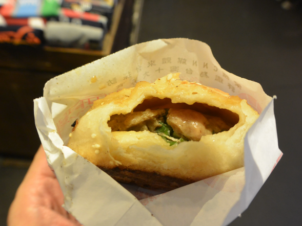 【十分&饒河街夜市(5時間)プランをご予約のお客様】
饒河街夜市を散策
台湾の夜開かれる屋台街、夜市の中でも古い歴史を誇り、地元民の生活に根付くのが饒河街夜市。名物料理の薬燉排骨や胡椒餅(画像)などのグルメ、雑貨や産毛抜きや占いなど見たことのない屋台までがところ狭しと並びます。
※ドライバーは同行しませんが、車内でおススメを紹介します。
20:00 台北市内ご宿泊ホテル または 指定場所お送り (時間は目安です)