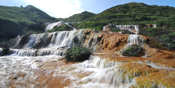 黃金瀑布:位於台灣新北市瑞芳區的一個瀑布。黃金瀑布是因地下伏流水湧出地面而形成,因此並非河道的一部分。若適逢大雨時,黃金瀑布的水量更大。由於金瓜石一帶有礦脈,地下水和雨水和礦物經過化學反應後水色帶有氧化後的金屬礦石顏色,使得黃金瀑布的水色略帶黃色,加上裸露的石塊也是黃色,因而得名。現在黃金瀑布已成為金瓜石地區的著名景點。