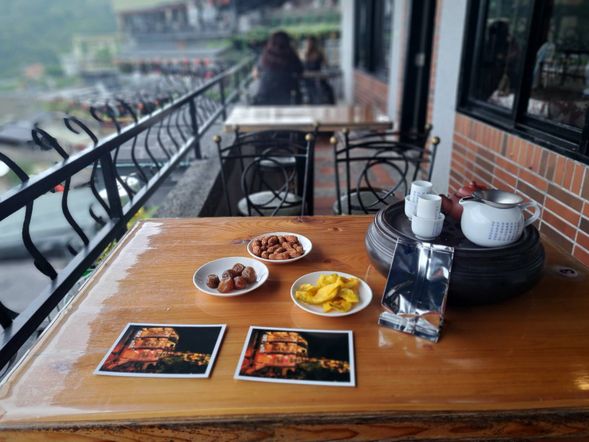 海悦楼にてお茶  (お席のお時間:1時間) 
木製家具で統一された、懐かしく、風情を感じる店内で台湾茶をお楽しみください。