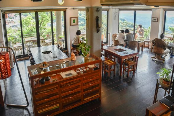 茶坊内の大きな窓から、一面に広がる海の景色をお楽しみいただけます。
やわらかな自然光に包まれながら、青く広がる海を眺めつつ味わう香り高い台湾茶は格別です。
時間帯や天候によって表情を変える海景色とともに、日常を離れた静かで優雅なひとときをお過ごしください。