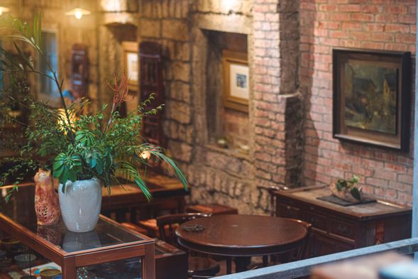 九份茶坊、または古窓レストランにてお茶(※どちらか選びいただけます) (約1時間15分 ※時間は目安となります)
◆九份茶坊
九份ならではのノスタルジックな店内で台湾の伝統的なお茶セットをお楽しみください。
◆古窓レストラン
街の灯りと海を遠景に望む眺めとともに台湾の伝統的なお茶セットをお楽しみください。
※予約が取れない場合には、別のお店へのご案内となる場合がございます。
※お席のご指定予約ができませんことをご了承くださいませ。
※写真はイメージとなります。
※九份茶坊は12歳未満のお子様はご参加いただけません。
*混雑時には相席の可能性もあります。