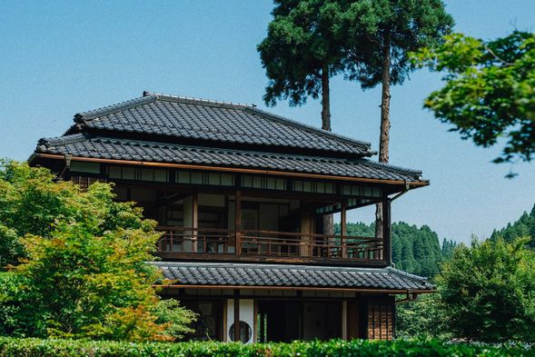 北里柴三郎記念館
這座紀念館位於世界知名的醫學家北里柴三郎的出生地,他以破傷風菌的研究聞名於世。為了讚揚他的偉大功績,館內展示了與學術研究論文及公務活動相關的資料,以及恩師、恩人、門生等關係者的相關文獻與資料。