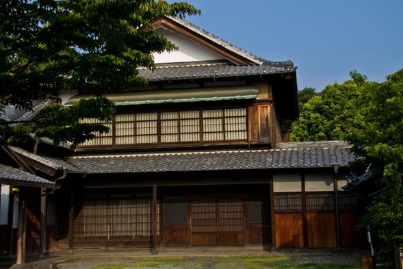 江戶時代藩校建築(山王會館) 體驗武士精神與儒學傳承
山王會館為江戶時代庄內藩校的重要建築,完美保存了當時武士教育的精神與傳統儒學思想。走進這裡,您將深入了解庄內地區的歷史脈絡與文化根基,感受昔日武士階層的學習氛圍與生活方式。
這裡不僅是一座歷史建築,更是理解庄內文化與武士傳統的重要場域,推薦喜愛歷史與文化的旅人必訪之地。