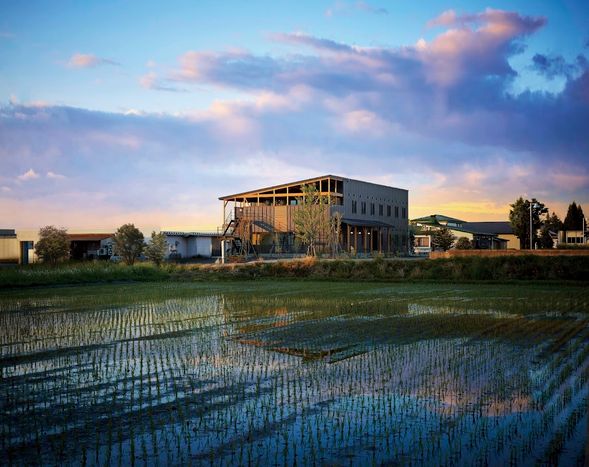 飯豐町 Slow Village (住宿)
飯豐町 Slow Village位於靜謐的田園風光中,擁有如木屋般的時尚空間,融合了洗練的現代設計,為客人提供了舒適和放鬆的環境。四周被美麗的大自然包圍,公共空間和天際花園是放鬆、閱讀或觀賞電影的理想場所。