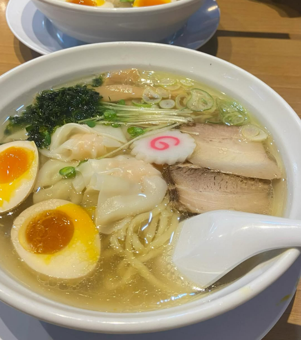 河京拉麵館(豬苗代店)
這是一家喜多方拉麵的名店。
每位旅客可選擇「一份拉麵 + 5顆煎餃」。