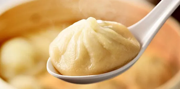 憧れの有名店 ランチ【京鼎楼】
■京鼎樓メニュー
- 小籠包 2個
- 烏龍茶小籠包 2個
- 蝦仁絲瓜小籠包 2個
- 蟹肉小籠包 2個
- 豆沙小籠包 個
- 炒空心菜
- 花枝丸
- 鳳梨蝦球
- 肉絲炒飯
- 酸辣湯
※メニューは予告なく変更される場合がございます。
※1人参加の場合のランチメニューは下記となります。
- 小籠包 4個
- 烏龍茶小籠包 1個
- 蝦仁蒸餃 2個
- 菜肉蒸餃 1個
- 豆沙小籠包 1個
- 酸辣湯
※京鼎樓定休日:月曜日