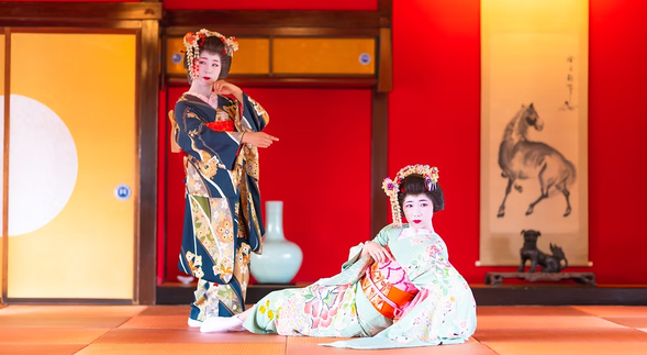 相馬樓(藝伎文化空間)|體驗庄內藝伎的華麗與優雅
走進歷史悠久的相馬樓,欣賞庄內藝伎經典的傳統演出與精采展覽。這裡是感受日本傳統藝能文化的最佳場域,您將體驗到藝伎們優雅的舞姿、細膩的表演藝術以及深厚的文化底蘊。
無論是對日本文化感興趣的旅人,還是希望深入了解藝伎藝術的朋友,相馬樓都是一個不可錯過的獨特文化體驗。