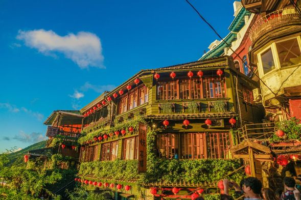 九份観光
朝からご自由に九分観光をお楽しみいただけます。食べ歩きや写真撮影など、ご自由にお楽しみください。雰囲気のあるカフェでのんびり過ごしたり、珍しいお茶のお土産を探すのもおすすめです。
※ツアーは九份にて解散となります。台北へはお客様ご自身でお戻りください。