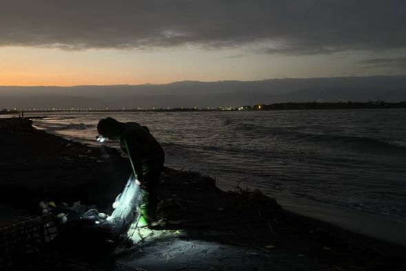 可再度自行前往壯圍海灘看真實的捕鰻人撈鰻苗場景