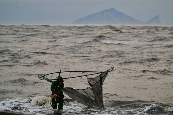 壯圍海邊看阿公捕鰻魚,並體驗自己下海撈鰻魚