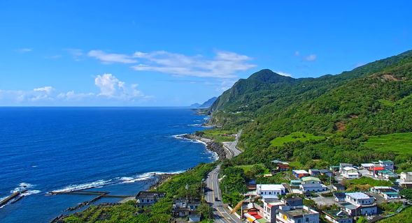 大石鼻山位於磯崎海濱遊憩區南端,為一突出海岸線的小山,又稱「龜庵山」。沿山興建的「大石鼻山步道」,全長750公尺,南北端各設置有出入口,不到一小時便能走完全程,登頂後能眺望此區域360度的無敵美景。
