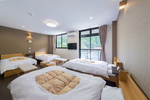 今夜我們將入住京都美山町的河鹿莊旅宿,坐落於由良川畔,擁抱四季田園風光。旅館採木屋建築,設有露天浴池,可在山林環抱中放鬆身心。