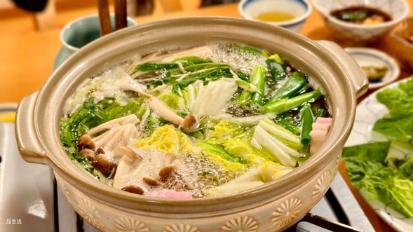 餐點選用當地京丹波豚、土雞與旬野食材,呈現季節限定的鄉土風味。這不僅是住宿,更是體驗自然與生活共鳴的一夜慢旅。