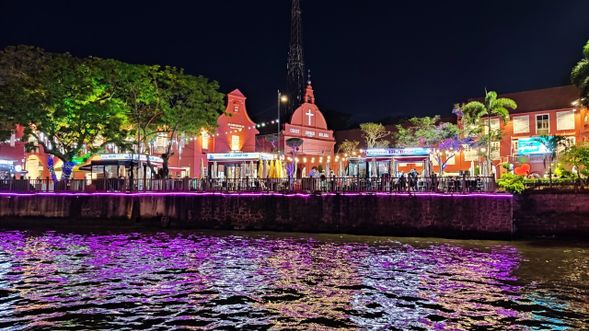 古城燈火與河水交織的浪漫氛圍