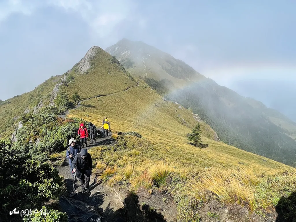 翻過一座座的山頭,過程有腰繞的平緩路段,也有陡上又陡下的地形。