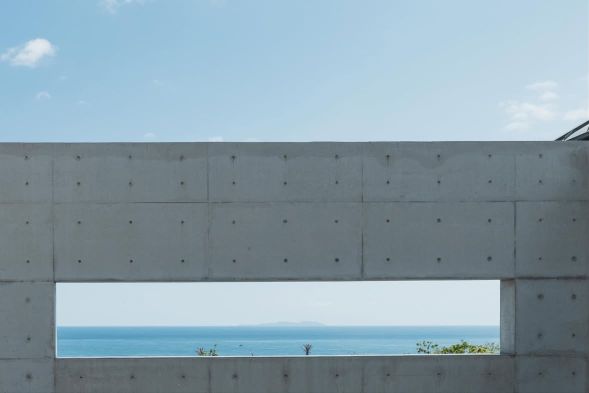 靜池前的方窗,是江賢二花費最多時間調整的一景,他為了讓無論是小朋友、大人或身材特別高䠷的外國人,站在這裡都能看到很美的框景——有海、有不多不少的綠葉,天氣好時,更可以看到綠島,他花了許多心思調整出這個比例和高度。