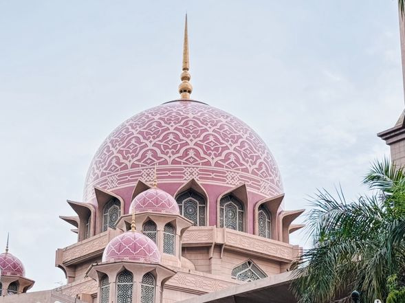 湖畔倒影的夢幻粉紅圓頂