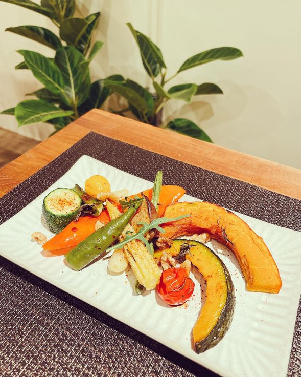 夜晚於沐森海岸體驗風土私廚料理,使用自家農園食材與在地山海之味。主廚說明料理背後與土地的連結,讓飲食成為文化的入口。