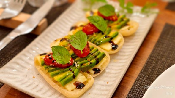 夜晚於沐森海岸體驗風土私廚料理,使用自家農園食材與在地山海之味。主廚說明料理背後與土地的連結,讓飲食成為文化的入口。