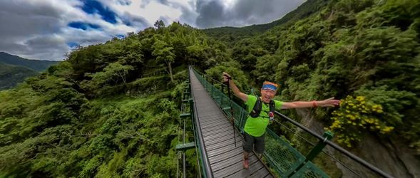 步道行程包含 山風一號及二號吊橋,旅客可站在高空俯瞰溪流與山谷景緻,感受大自然的鬼斧神工。沿途還可觀察到台灣特有的動植物,享受森林中的清新空氣。