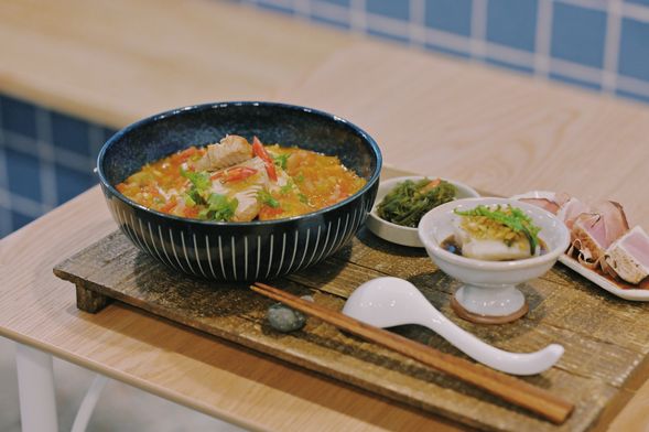 成功海銀行船長麵頂浪套餐
 ̄ ̄ ̄ ̄ ̄ ̄ ̄
船長麵湯頭用新鮮的蕃茄、蔬菜和魚骨熬製濃湯頭,可以喝到蔬菜鮮甜和魚鮮味。配上當季的魚肉,豐厚的層次感,帶你品嚐補充船長們的元氣料理。船員們辛苦捕魚就是要帶些鎮上的小食加菜,用新鮮的炙燒生魚片、客家媽媽的花生豆腐和酸辣的涼拌海菜作為配菜,增加出海的幸福感。頂浪套餐不定時更換內容,跟著季節有驚喜的加菜。