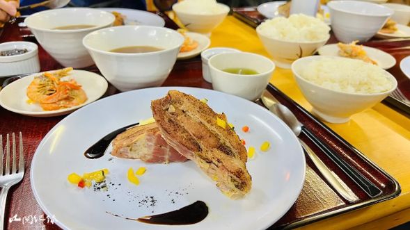 尾瀨小屋的晚餐是西式排餐,這裡每位住客都點了一杯紅白酒,好好享受在山區的一晚。
晚餐後,可以一起穿好鞋、帶著頭燈,到不遠處的濕園步道上欣賞美麗的日落晚霞。