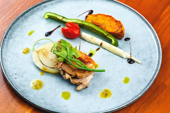 夜晚於沐森海岸體驗風土私廚料理,使用自家農園食材與在地山海之味。主廚說明料理背後與土地的連結,讓飲食成為文化的入口。