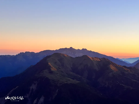 別忘了和遠方的玉山主峰、北峰和東峰道早安,她們也剛睡醒。
