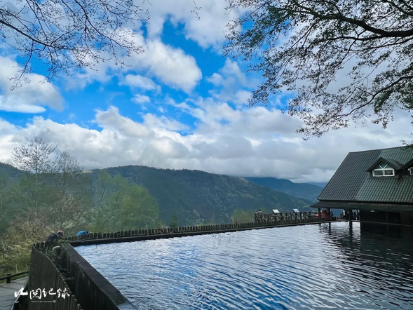 在雪山小舖的大水池旁,就是登山口。