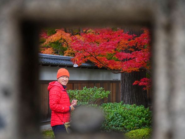 恩寺秋季紅葉美麗,楓葉與松樹相映成趣,寺內文化財與文殊堂增添古意。每年11月底至12月初是賞楓最佳時期,遊客可在此感受靜謐的秋日氛圍與歷史文化魅力。