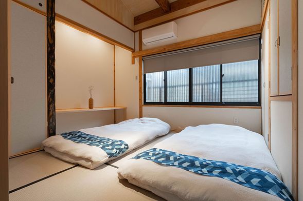 每間包棟皆配備廚房、洗烘衣機、獨立衛浴、和式房間及日式小庭園,讓旅客能自在體驗京都生活。設有信樂燒浴缸與家庭劇院設備,兼具舒適與娛樂。