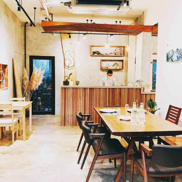 夜晚於沐森海岸體驗風土私廚料理,使用自家農園食材與在地山海之味。主廚說明料理背後與土地的連結,讓飲食成為文化的入口。