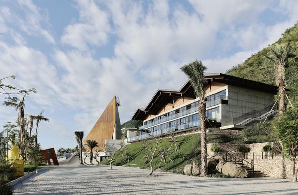 站在廣場上可飽覽五棟建築中的其中四棟,一旁的的植栽及大型雕塑增添園區活潑感,此處的雕塑多是江賢二運用工地廢材所做,化腐朽為美。