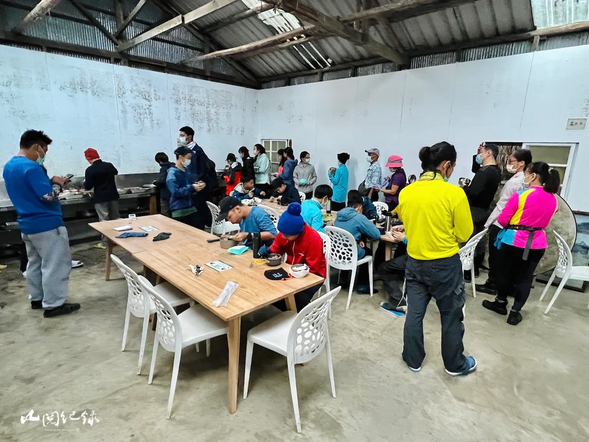 晚餐時間,與其他隊伍一起享用在山上的豐盛熱食。