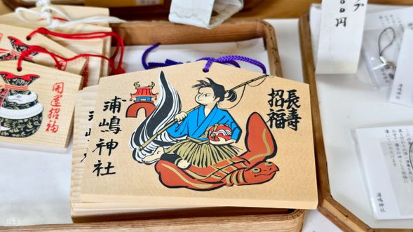 午後,我們拜訪兩座擁有海之信仰傳說的古老神社:
浦嶋神社(宇良神社):傳說中浦島太郎乘龜遠行的發源地,供奉海與時之神,擁有絕美鳥居與寧靜海岸。
新井崎神社:隱身於濱海林間的靈性之所,神域氣息濃厚,是當地漁民世代守護的信仰中心。