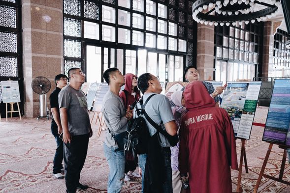 湖畔倒影的夢幻粉紅圓頂