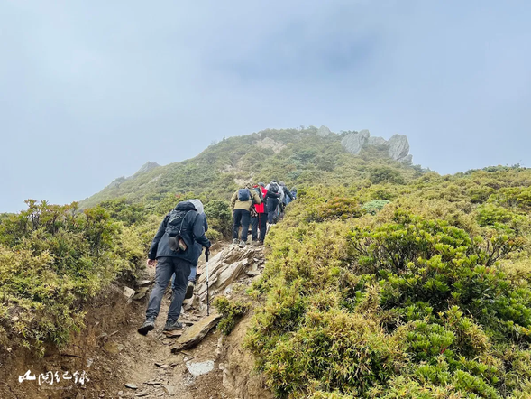 回到嘉明湖避難山屋前,要翻過好幾座山頭,此時只要調整好呼吸,穩穩的分段爬升就好。